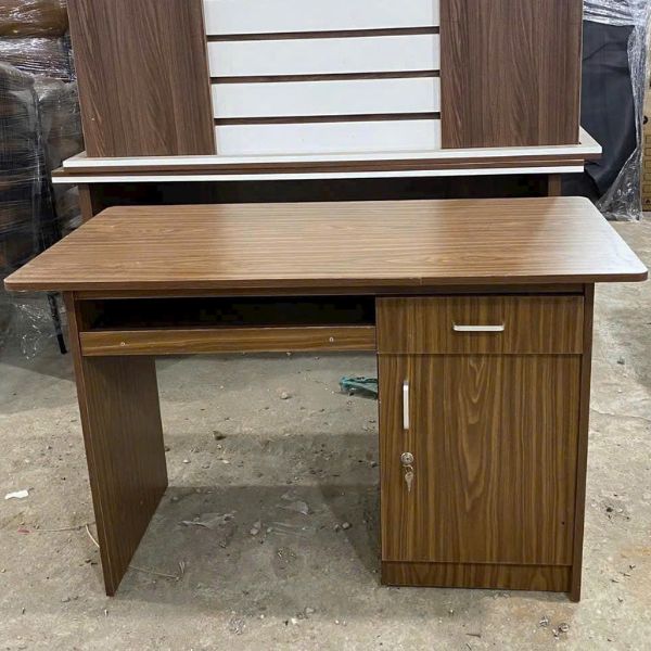 Bàn làm việc gỗ MDF nâu có hộc sang trọng