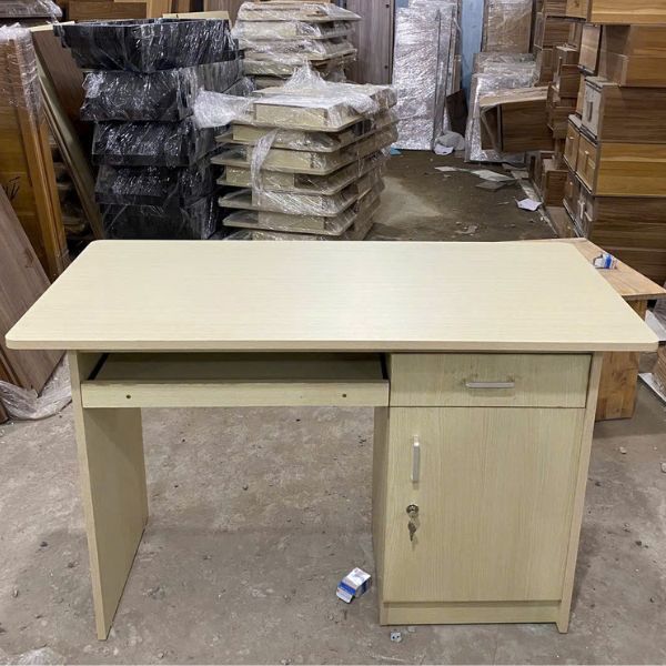 Bàn làm việc có hộc màu kem hiện đại