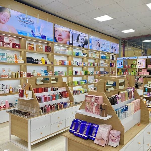 Kệ gỗ trưng bày mỹ phẩm dùng trong siêu thị tiện lợi