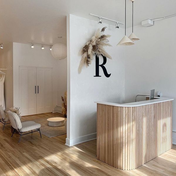 Quầy lễ tân spa ốp lam gỗ sang trọng